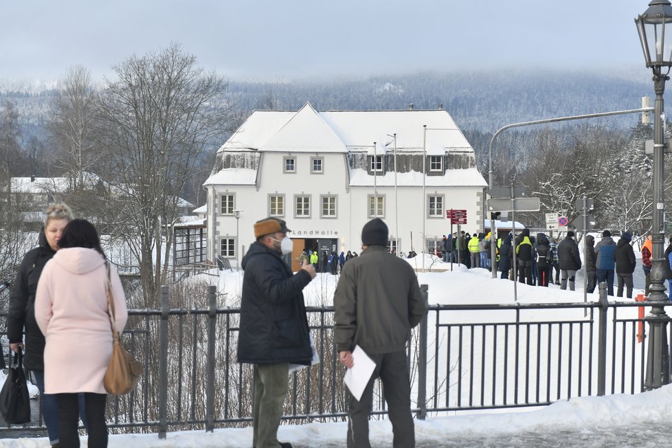 Pendleři v německé Bavorské Rudě čekají ve frontě na povinné testy na koronavirus (25.1.2021)