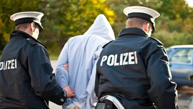 Německá policie jen stěží nastoluje pořádek mezi imigranty.