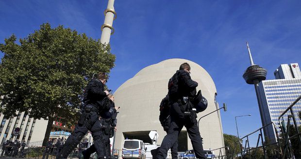 Extremisté plánovali útok na mešity. Zbraně chtěli obstarat u českých „nácků“