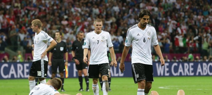 Zklamaní němečtí fotbalisté po vyřazení v semifinále s Italy (1:2).