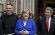 Německá kancléřka Angela Merkelová navštívila italské Assisi, vpravo její manžel Joachim Sauer