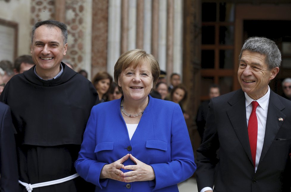 Německá kancléřka Angela Merkelová navštívila italské Assisi, vpravo její manžel Joachim Sauer