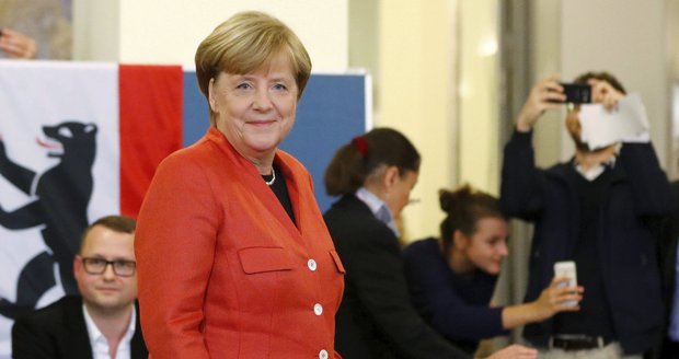 ONLINE: Merkelová utrpěla vítězství, odpůrci uprchlíků bouří: „Poženeme je!“ 