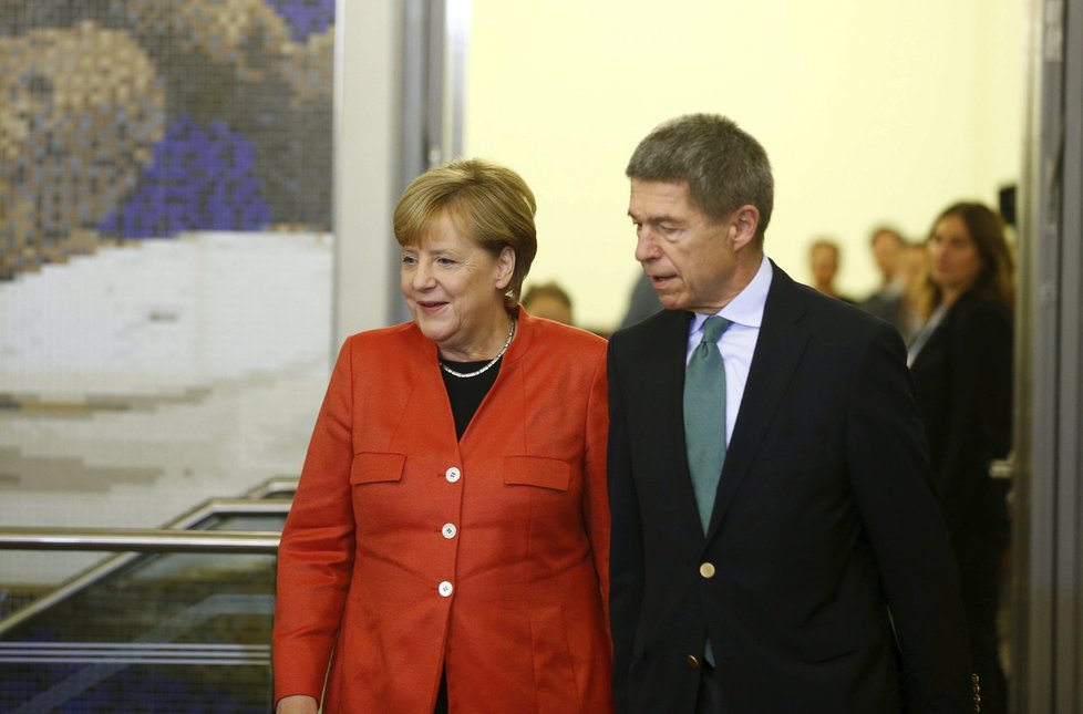 Německé volby: Kancléřku Merkelovou doprovodil do volební síně její manžel Joachim Sauer.