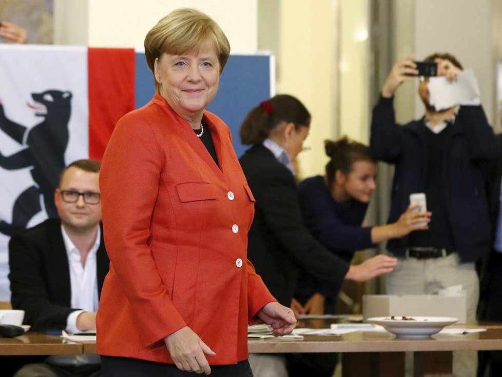Německé volby: Kancléřku Merkelovou doprovodil do volební síně její manžel Joachim Sauer
