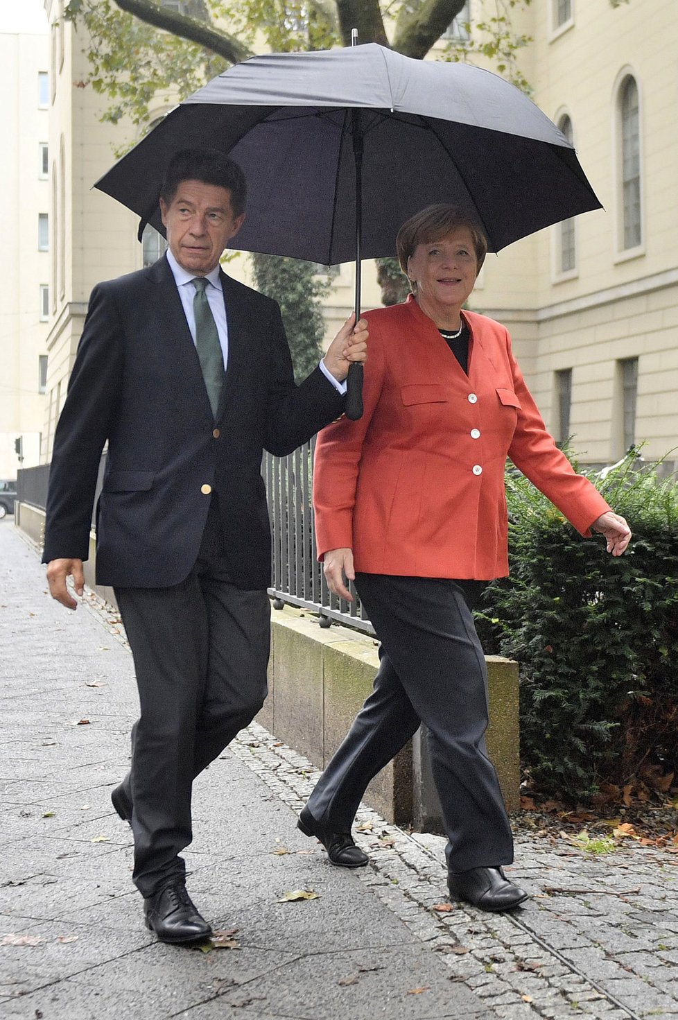Německé volby: Kancléřku Merkelovou doprovodil do volební síně její manžel Joachim Sauer.