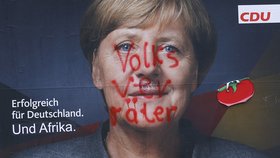 Zrádce národa. Billboard s Angelou Merkelovou poškodil vandal a odpůrce