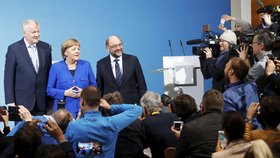 Sondovací rozhovory v Německu: Merkelová (CDU) se sešla se Schulzem (SPD) a Seehoferem (CSU)