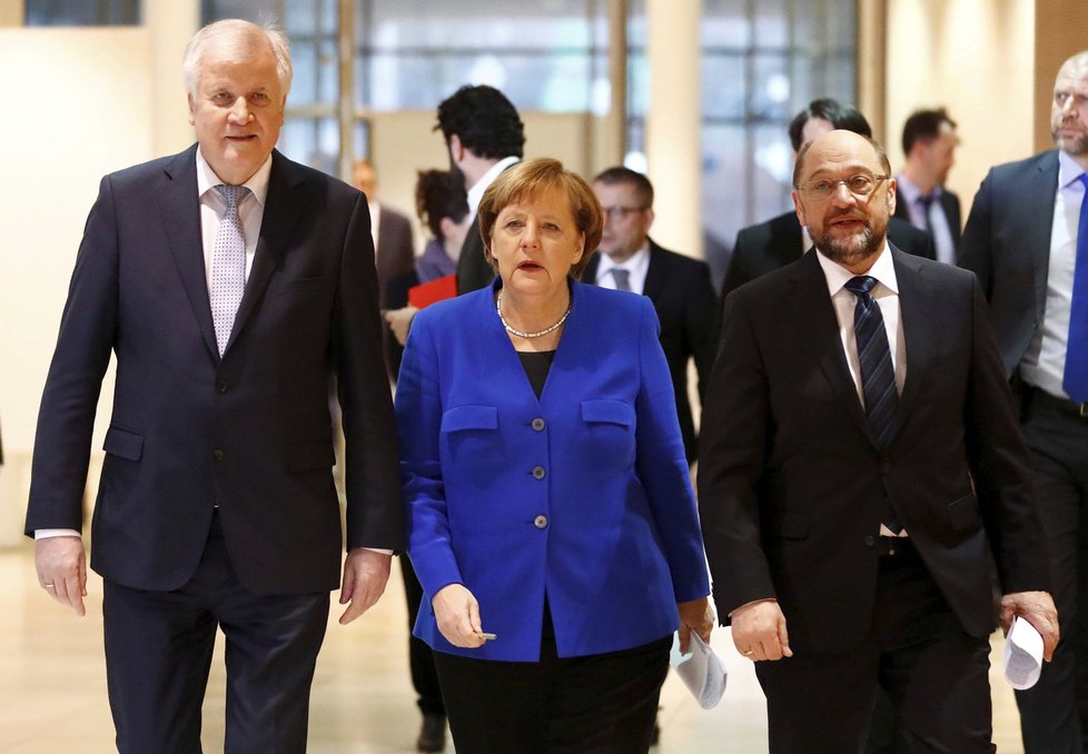 Sondovací rozhovory v Německu: Merkelová (CDU) se sešla se Schulzem (SPD) a Seehoferem (CSU).