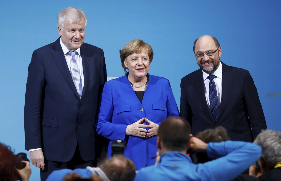 Sondovací rozhovory v Německu: Merkelová (CDU) se sešla se Schulzem (SPD) a Seehoferem (CSU).