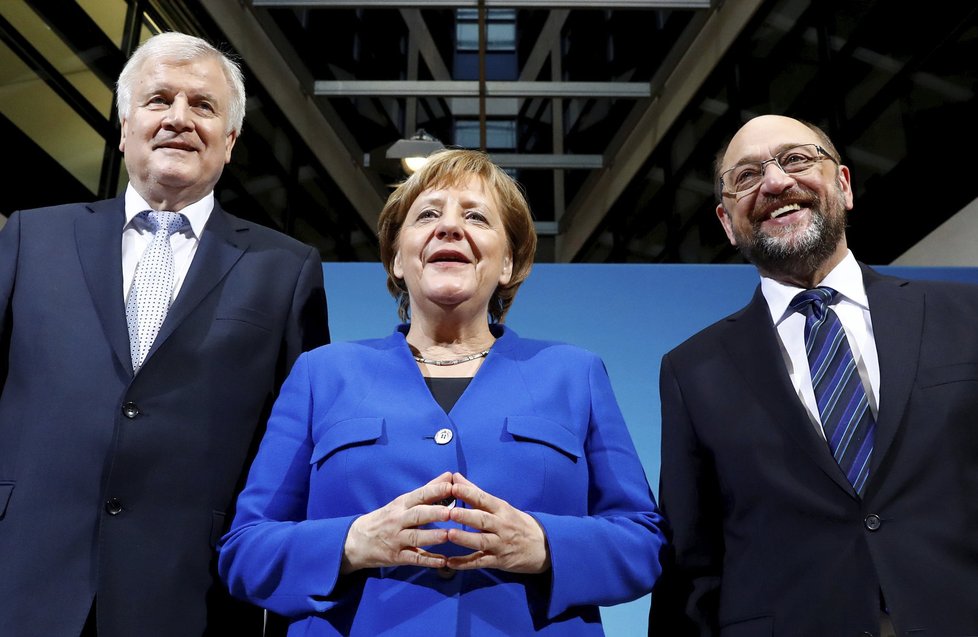 Angela Merkelová a předseda bavorské Křesťanskosociální unie (CSU) Horst Seehofer (vlevo). Vztahy nejvýznamnějších představitelů vládnoucí CDU-CSU jsou kvůli migraci na bodu mrazu. Vpravo bývalý předseda koaliční SPD Martin Schulz.