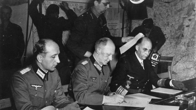 Generál Alfred Jodl v Remeši podepisal bezpodmínečnou kapitulaci německých vojsk. Generál Alfred Jodl v Remeši podepisal bezpodmínečnou kapitulaci německých vojsk.