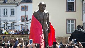 Karlu Marxovi odhalili 5.5.2018, celých 200 let od jeho narození, v jeho rodném Trevíru kontroverzní sochu