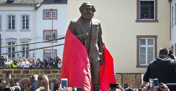 Karlu Marxovi odhalili 5.5.2018, celých 200 let od jeho narození, v jeho rodném Trevíru kontroverzní sochu