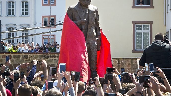 Karlu Marxovi odhalili 5.5.2018, celých 200 let od jeho narození, v jeho rodném Trevíru kontroverzní sochu