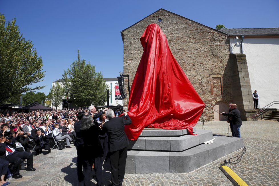 Karlu Marxovi odhalili 5.5.2018, celých 200 let od jeho narození, v jeho rodném Trevíru kontroverzní sochu