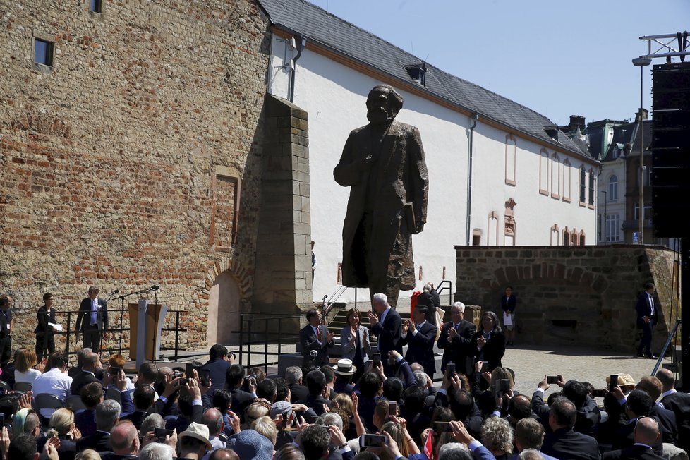 Karlu Marxovi odhalili 5.5.2018, celých 200 let od jeho narození, v jeho rodném Trevíru kontroverzní sochu