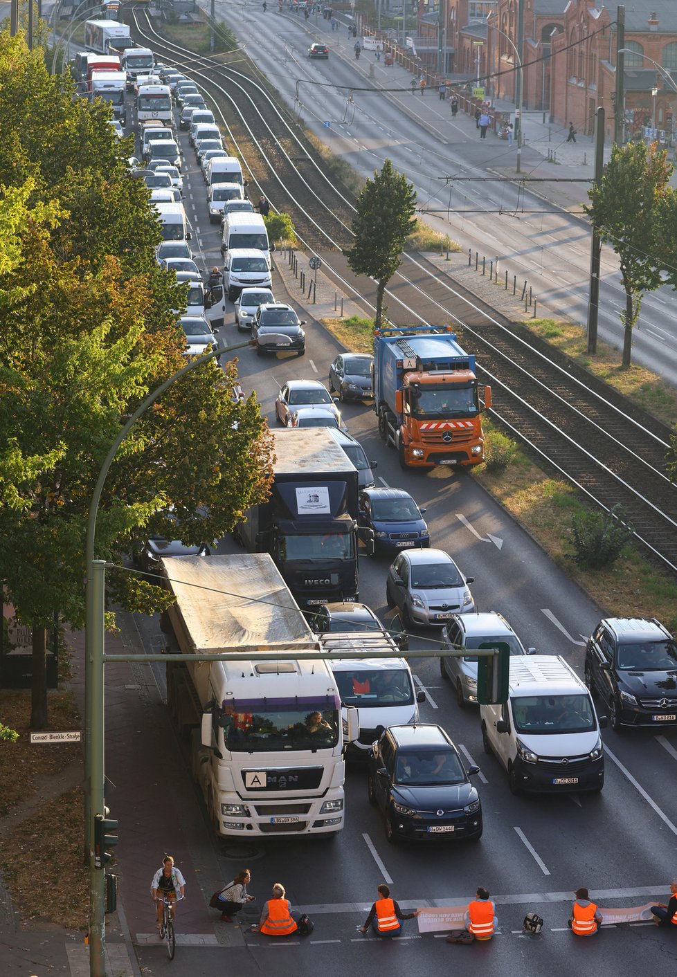 Klimatičtí aktivisté zablokovali v Berlíně dopravu na více než 20 místech, (18.09.2023).