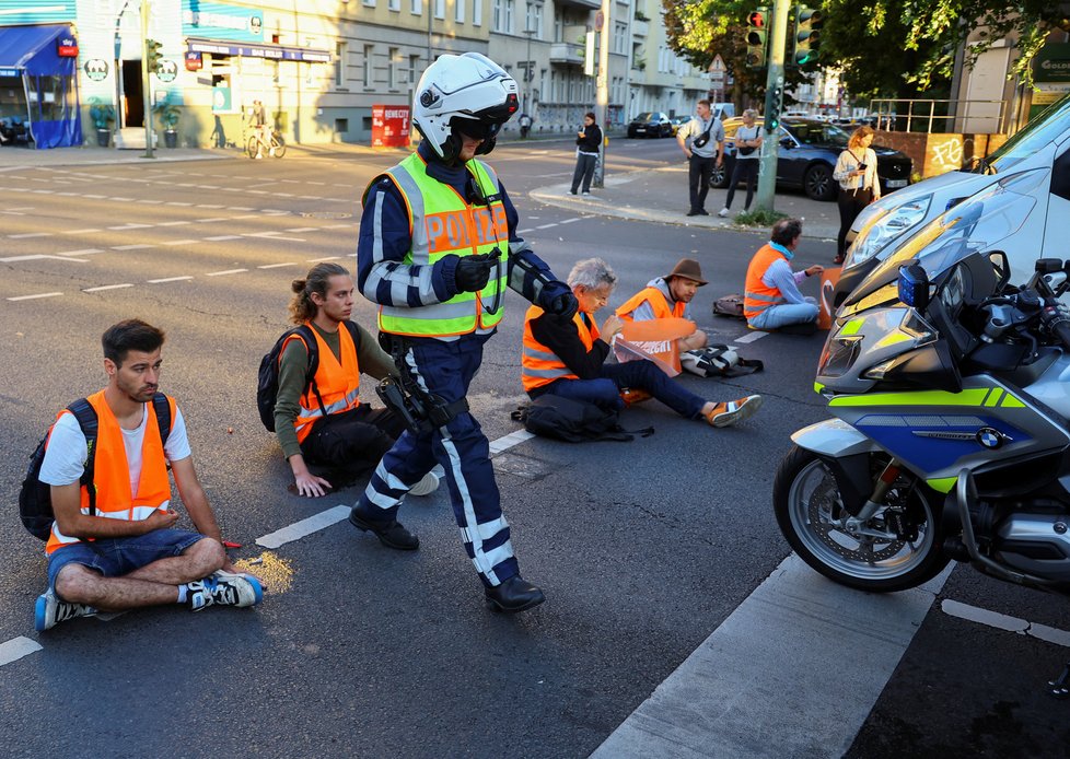 Klimatičtí aktivisté zablokovali v Berlíně dopravu na více než 20 místech, (18.09.2023).