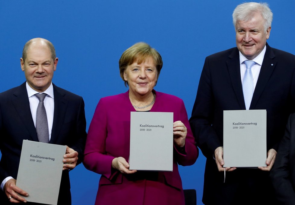 Olaf Scholz, Angela Merkelová a Horst Seehofer s koaliční smlouvou.