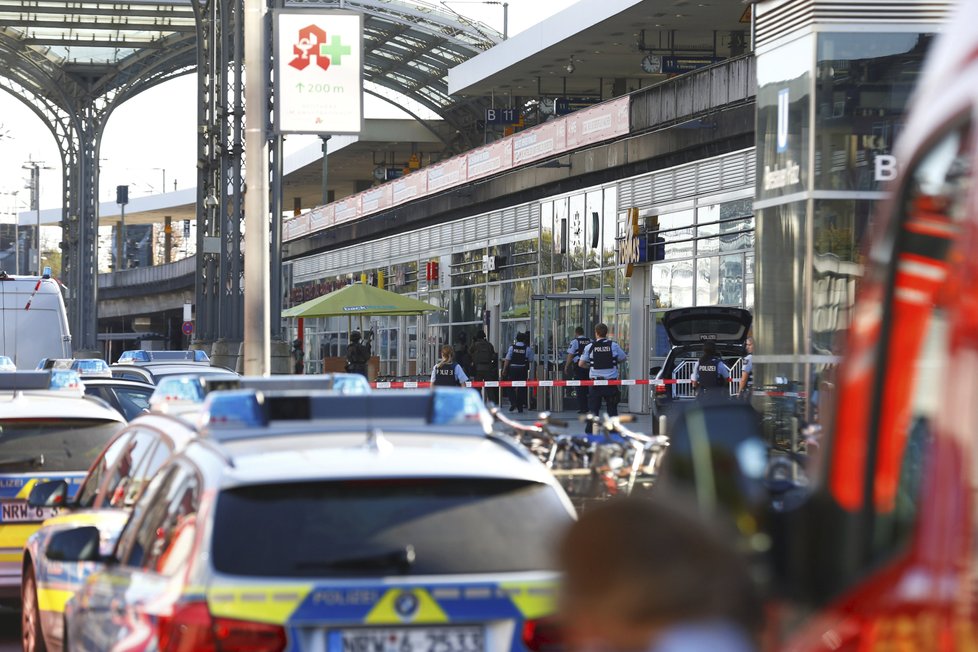 Masivní zásah policie a hasičů na hlavním vlakovém nádraží v Kolíně nad Rýnem (15. 10. 2018)