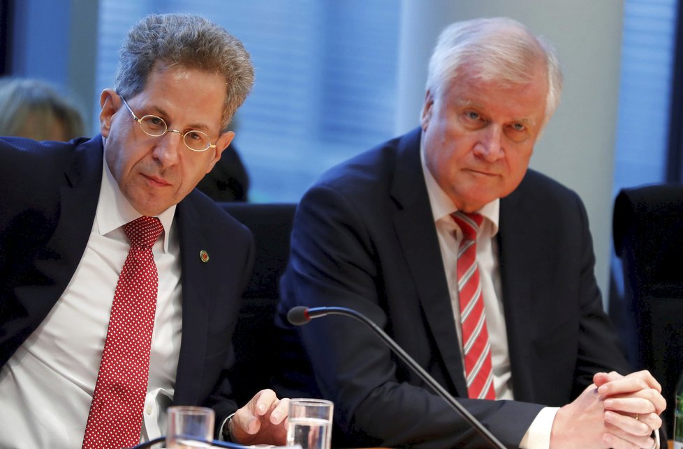 Bývalý šéf kontrarozvědky Hans-Georg Maassen a ministr vnitra Horst Seehofer (CSU)