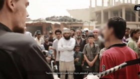 Němec konvertoval k islámu: Teď bičuje lidi a pomáhá u sekání rukou