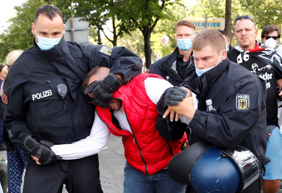 Policie v Berlíně rozpustila demonstraci odpůrců opatření proti šíření nového koronaviru.