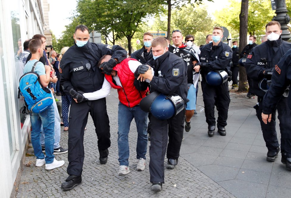 Policie v Berlíně rozpustila demonstraci odpůrců opatření proti šíření nového koronaviru,