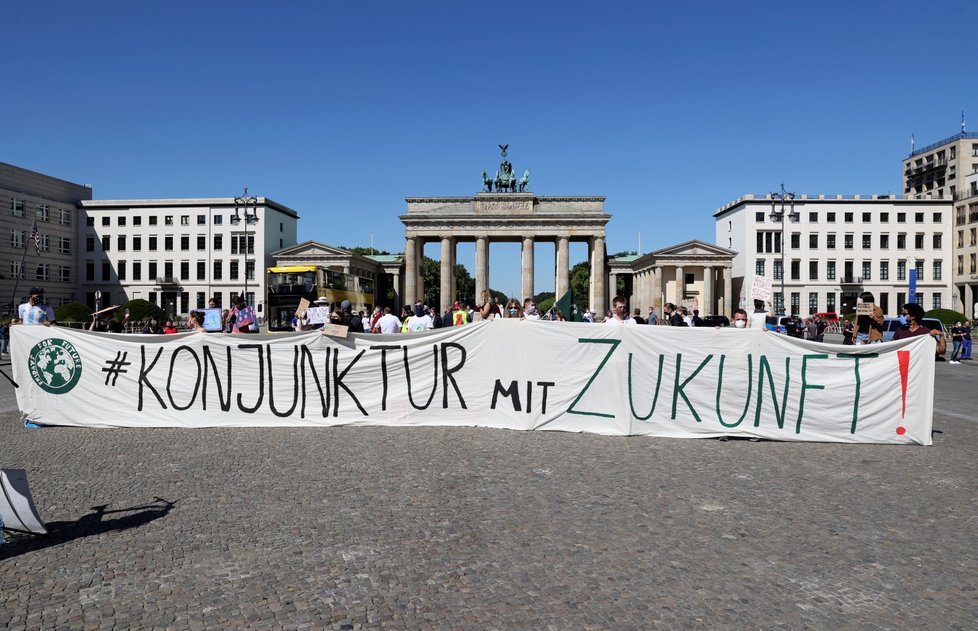 Demonstrace proti plánované státní podpoře německého automobilového průmyslu v Berlíně. (2. 6. 2020)