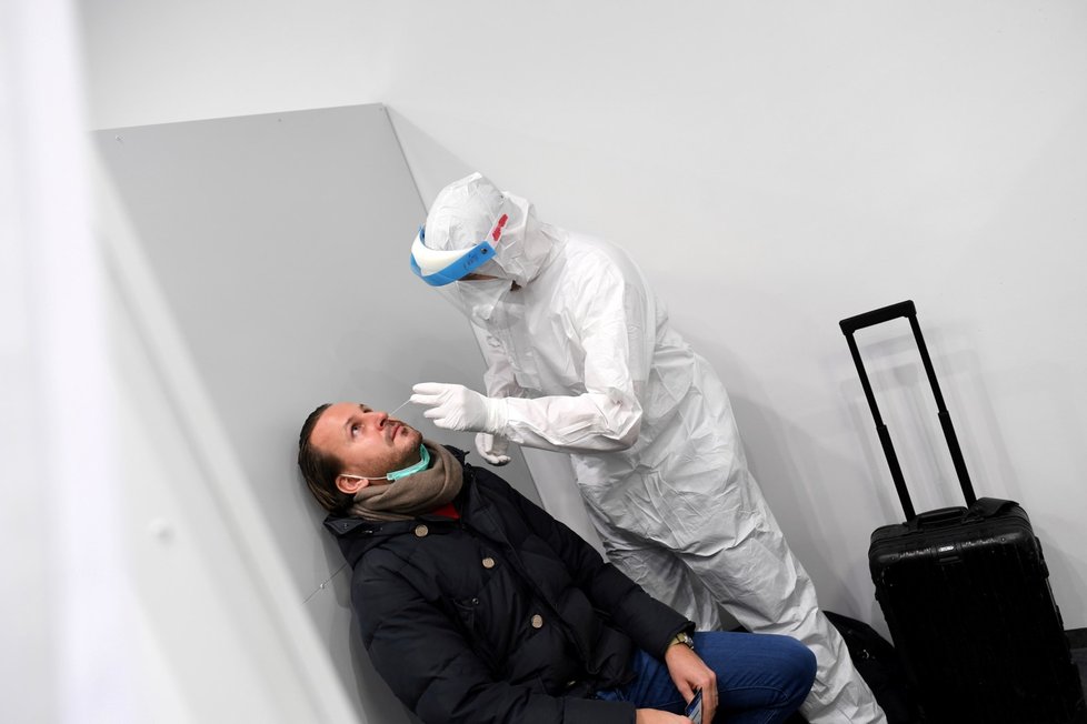 Testování na koronavirus na německých letištích (12. 11. 2020)