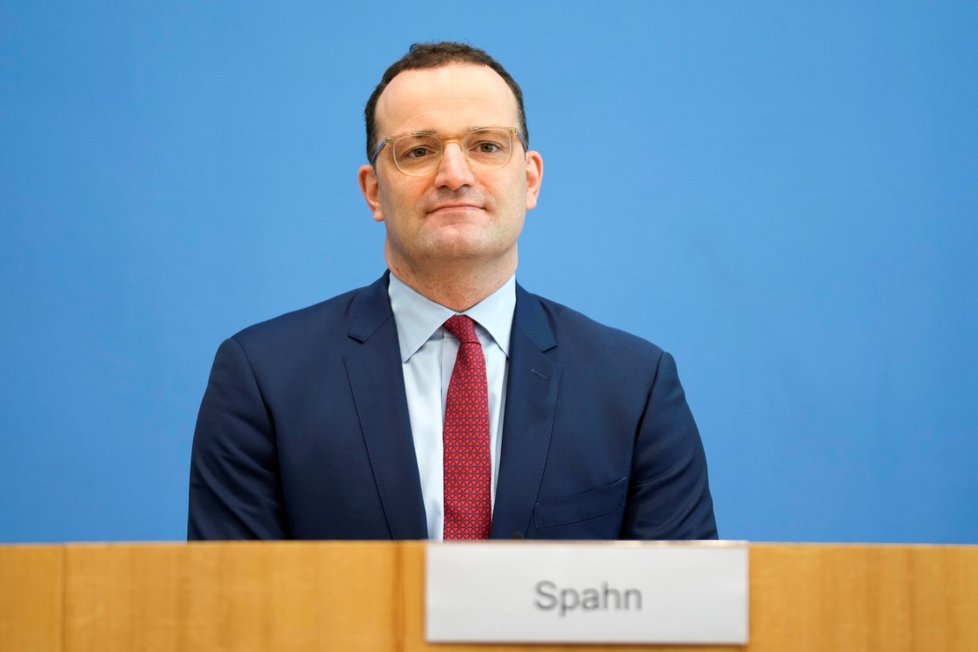 Německý ministr zdravotnictví Jens Spahn na tiskové konferenci ke koronaviru