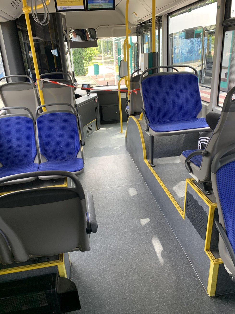 Opatření v německém autobuse - k řidiči nikdo nesmí.