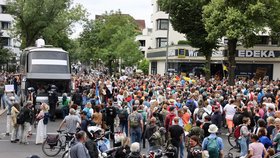 Protest proti covidovým opatřením v německém Berlíně (1. 8. 2021)