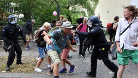 Protest proti covidovým opatřením v německém Berlíně (1. 8. 2021)