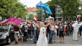 Protest proti covidovým opatřením v německém Berlíně (1.8.2021)