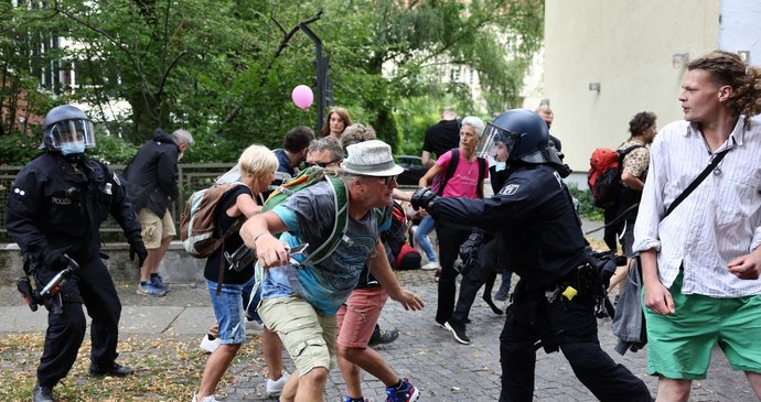 Protest proti covidovým opatřením v německém Berlíně (1. 8. 2021)