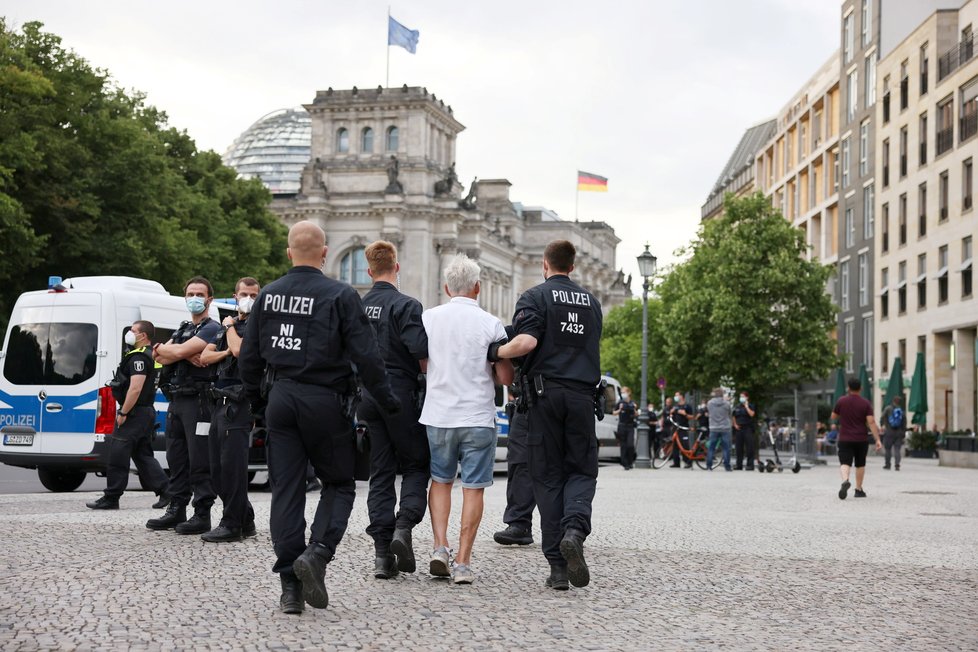 Protest proti covidovým opatřením v německém Berlíně (1.8.2021)