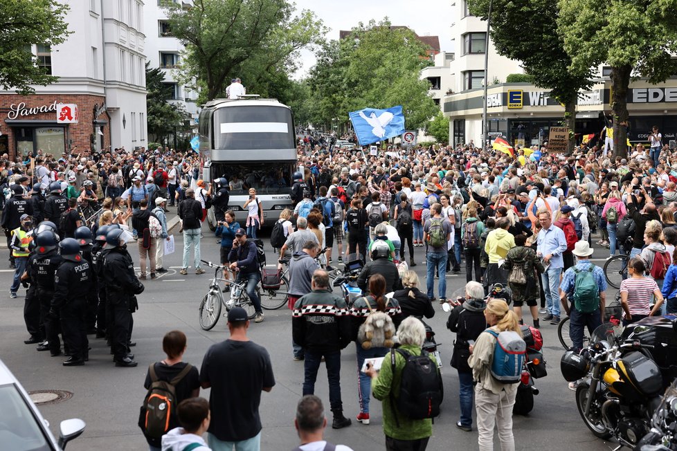 Protest proti covidovým opatřením v německém Berlíně (1.8.2021)