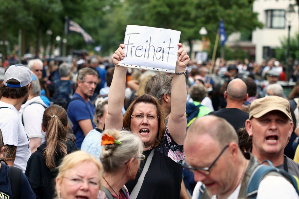 Protest proti covidovým opatřením v německém Berlíně (1.8.2021)