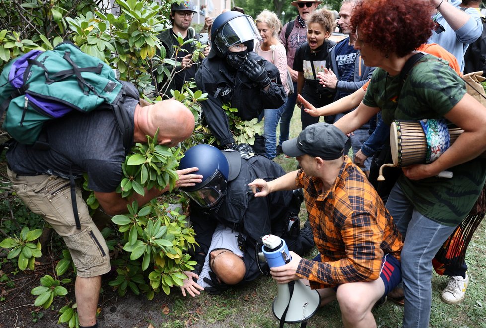 Protest proti covidovým opatřením v německém Berlíně (1.8.2021)