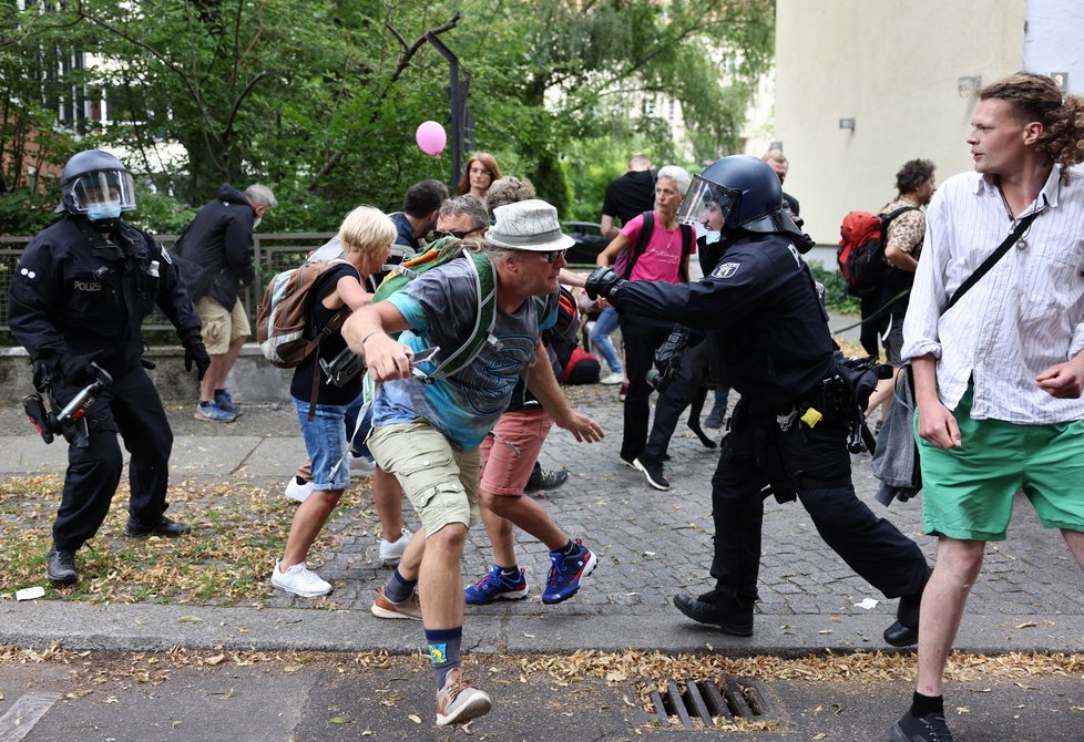 Protest proti covidovým opatřením v německém Berlíně (1.8.2021)