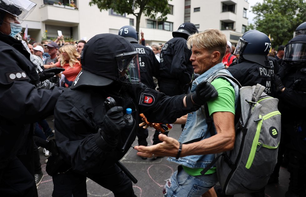 Protest proti covidovým opatřením v německém Berlíně (1.8.2021)