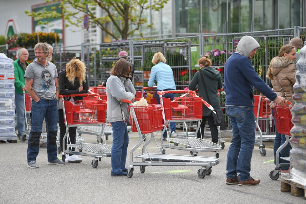 Obavy z koronaviru v Německu: Některé spolkové země zavádí povinnost nošení roušek. (20.4.2020)