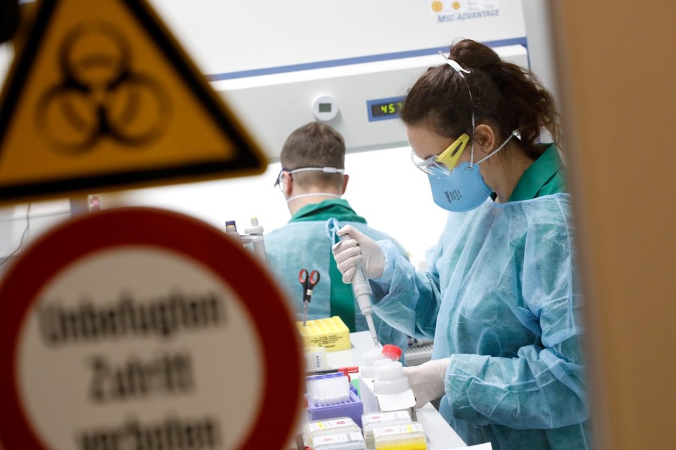 Testy na koronavirus v laboratoři v Berlíně.