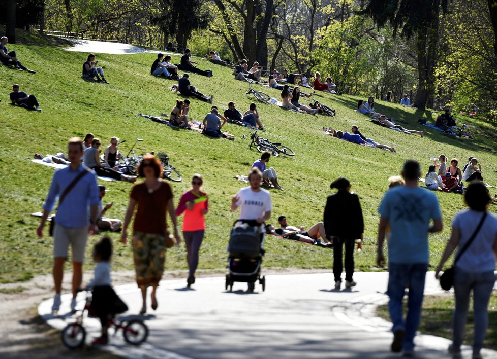 Procházky a shluky lidí koronaviru navzdory. Němci vyrazili během Velikonoční neděle v Berlíně do parků. (12. 4. 2020)