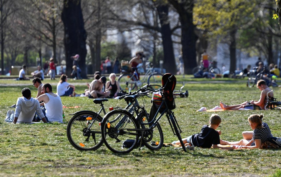 Procházky a shluky lidí koronaviru navzdory. Němci vyrazili během velikonoční neděle v Berlíně do parků. (12.4.2020)