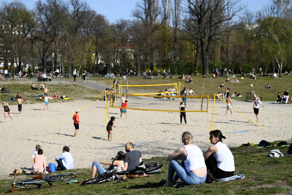 Procházky a shluky lidí koronaviru navzdory. Němci vyrazili během velikonoční neděle v Berlíně do parků. (12.4.2020)