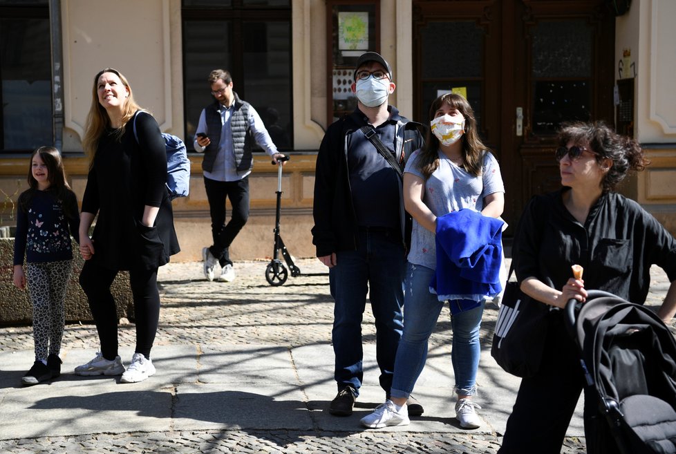 Procházky a shluky lidí koronaviru navzdory. Němci vyrazili během Velikonoční neděle v Berlíně do parků. (12. 4. 2020)