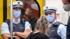 Koronavirus v Německu: Policisté kontrolují dodržování bezpečnostních a hygienických opatření. Především pak v metru 